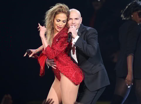 Jennifer Lopez también cantó junto a Pitbull.