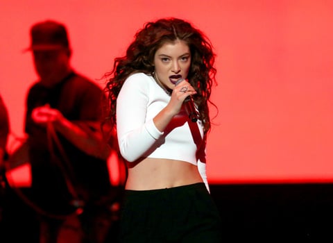 Lorde impresionó al público con su interpretación del tema Yellow Flicker Beat que también es parte del soundtrack de Los Juegos del Hambre: Sinsajo Parte I.