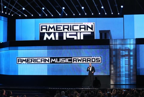 En el escenario del Teatro Nokia de Los Ángeles, Pitbull repitió como el afitrión de la noche y aprovechó para mencionar la reciente acción ejecutiva hecha por Barack Obama sobre los migrantes latinos.