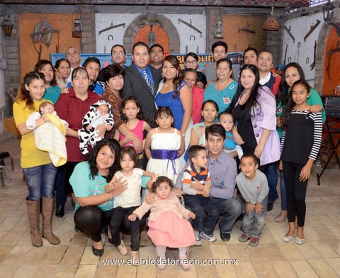 23112014 Amigas de la festejada le desearon lo mejor en su cercano matrimonio, además de  pasar un día inolvidable.