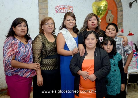 23112014 Familiares de la futura contrayente llegaron a felicitarla en este día tan especial.