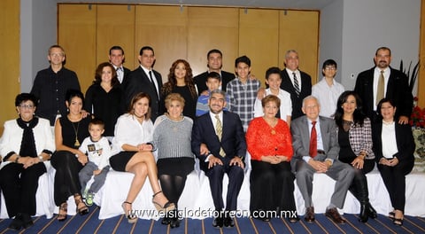 23112014 DE FIESTA.  Acompañada de sus seres queridos, María del Socorro celebró 75 años de vida.