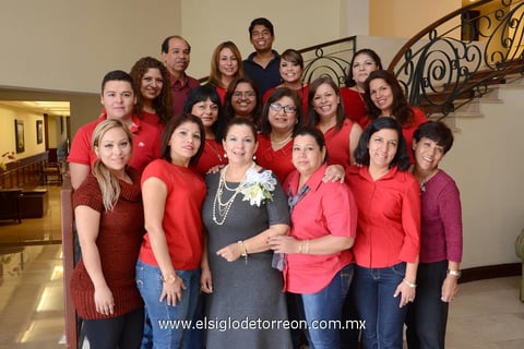 24112014 CONCLUYE ETAPA LABORAL.  Por 30 años de servicio en la docencia fue festejada María del Refugio Escobedo Salazar, en la fotografía la acompañan sus amigas de la Escuela España.