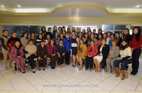 24112014 CERCA DEL ALTAR.  Sandra Díaz en la despedida de soltera que le organizaron su papá y sus hermanos Noel Díaz Rodríguez, Noel Díaz Borroel y Óscar Díaz Borroel.