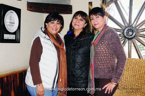 23112014 El 17 de noviembre en el restaurante La Majada, familiares se reunieron para festejar a las hermanas Rocío, Katy y Paty Quintero López con motivo de sus cumpleaños.- Annel Sotomayor Fotografía