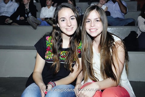 23112014 ASISTEN A CONFERENCIA.  Daniela y Sofía.