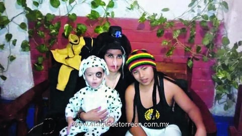 24112014 EN DIVERTIDA FIESTA.  Gaby Cázares con Guillermo y Santino.