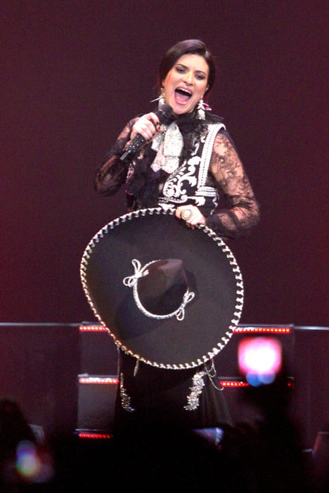 Laura Pausini llegó al escenario de la Arena Ciudad de México pasadas las 21:30 horas, acaparando las miradas al portar un traje de charro, negro con incrustaciones de plata, mientras que de fondo las banderas de México e Italia ondeaban.