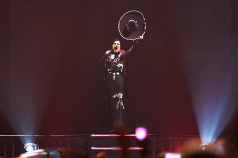 Como un gesto de amor por México, la italiana, Laura Pausini portó el tradicional traje de charro, durante su concierto y aprovecho para agradecer por el cariño a su público, al que le dio la sorpresa de verla cantar a dueto con Yuri, en esta velada con la cierra su gira "Grandes éxitos México 2014".