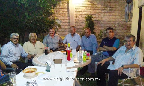 02122014 Reunión de amigos de antaño. Formaron un equipo de basquet llamado 'San Antonio' en el Instituto 18 de Marzo, de Gómez Palacio. Tiempo después, serían base de la selección 1963-1966, apoyado por el  Profr. Luis l. Vargas (director deportivo del instituto).