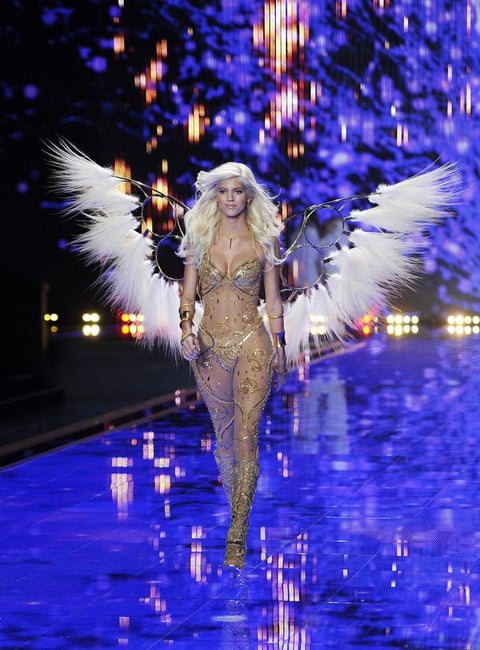 La modelo estadounidense Devon Windsor sorprendió con su espectacular atuendo.