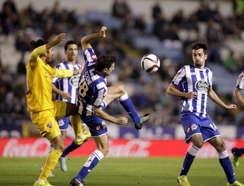El Málaga dejó tocado al Deportivo, que pudo encajar el segundo antes de la media hora de juego con un disparo de Luis Alberto desde fuera del área al que respondió Lux con los puños.