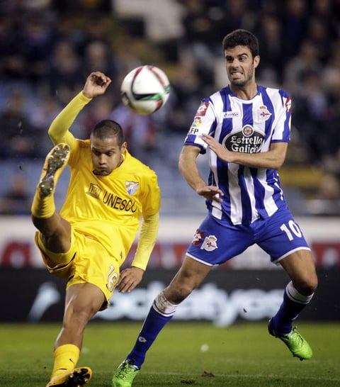 Once minutos tardó el Málaga en encontrar el gol, al que llegó con una falta lejana que botó Luis Alberto y cabeceó Camacho para sorprender al argentino Lux en su vuelta a la portería después de haber perdido la titularidad en Liga.