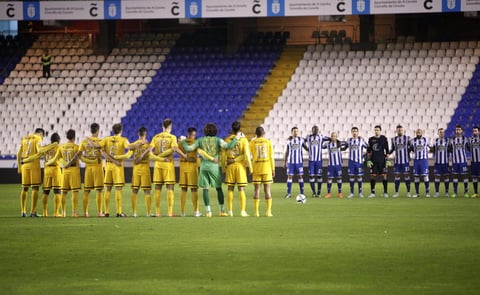 Después de un minuto de silencio extraño, el Málaga dejó aún más helado a Riazor en el partido en el que el fondo de los Riazor Blues fue clausurado.