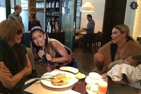 Los usuarios colocaron a Ariana en una plática entre Anna Wintour y Kim Kardashian.