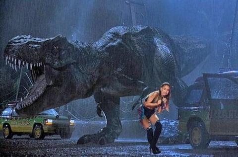 En otros memes, aparece Ariana Grande huyendo de un dinosaurio.