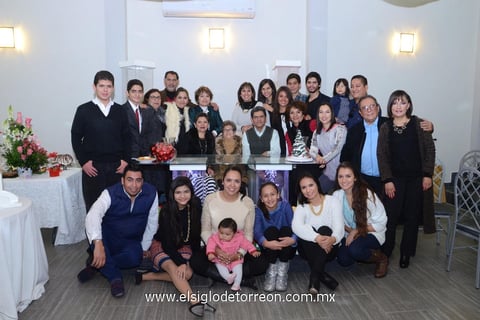 05122014 CUMPLE 90 AñOS.   María del Consuelo Muñiz de Meza, acompañada de sus hijos, nietos y bisnietos, en el festejo por su cumpleaños.