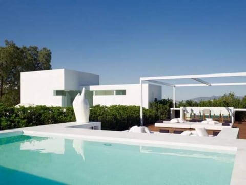 10 de noviembre | Casa Blanca. Se reveló que el Presidente Enrique Peña Nieto y su familia ocupan una residencia, cuyo dueña es la empresa "Ingeniería Inmobiliaria del Centro", de un amigo del Mandatario y beneficiado de contratos desde el Gobierno federal.
