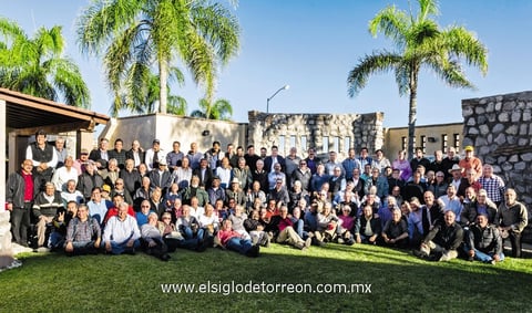 08122014 LA FOTO DEL RECUERDO.  Sampetrinos en su tercera reunión anual.