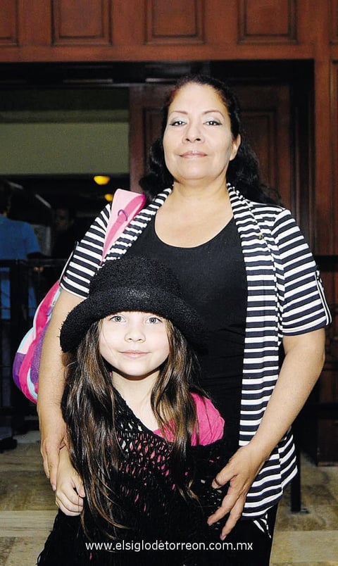 08122014 EN EL TIM.  Nancy y Victoria.
