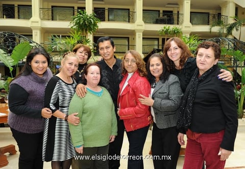 07122014 DESAYUNO POR JUBILACIóN.  Argelia Calderón Partida, 36 años de servicio, y Fabiola Alicia Martínez Ibarra, 32 años de servicio, con sus compañeros María Isabel Macías, Dinora Carvajal, Manuel Solís, Alma Chapa, Irene Saldívar, María de Jesús Reyes y Denisse Aguilar.