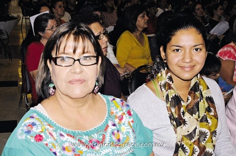 07122014 POSAN PARA LA FOTO.  Hilda y Andrea.