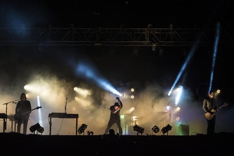 27 de marzo | Vive Latino. Cinco reflectores de luces detrás alumbraron la presentación de la agrupación estadounidense Nine Inch Nails, que llevó la potencia de su rock industrial y alternativo al escenario principal del Vive Latino.