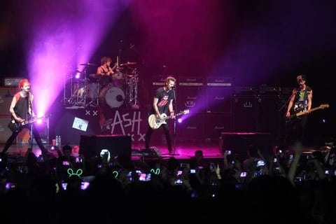 08 de octubre | 5 Seconds of Summer. A pesar de que ya es otoño, la banda australiana desató la locura veraniega de las miles de fans, quienes acudieron a su concierto debut en la Ciudad de México en donde interpretó 17 temas de su repertorio.