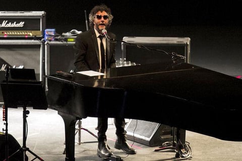08 de octubre | Fito Páez. A Fito Páez no le gustan las etiquetas y no cree ser un "rockstar", sin embargo, demostró una vez más por qué es el máximo exponente del rock latinoamericano durante el concierto que ofreció en el Auditorio Nacional.