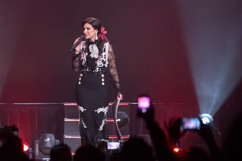 28 de noviembre | Laura Paussini. Como un gesto de amor por México, la italiana portó el tradicional traje de charro, durante su concierto y aprovecho para agradecer por el cariño a su público con el cierre de su gira "Grandes éxitos México 2014".