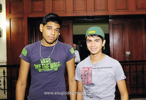 10122014 ASISTEN AL TEATRO ISAURO MARTíNEZ.  Tony y Oswaldo.