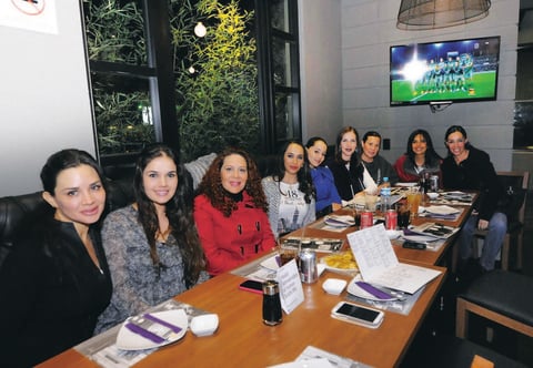 12122014 Amigas de la cumpleaÃ±era la acompaÃ±aron en este dÃ­a tan especial.