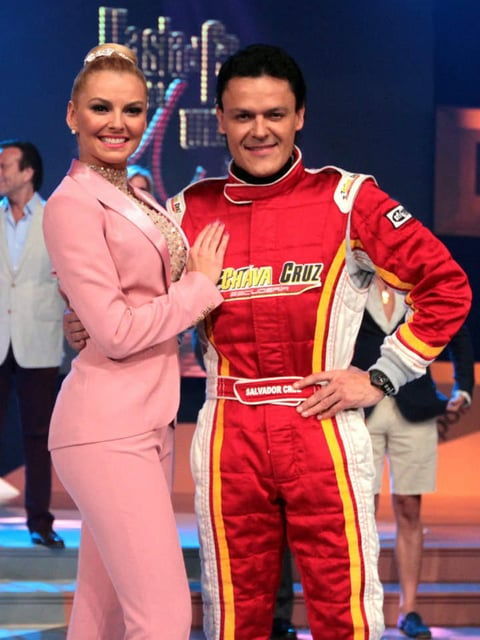 27 de octubre | Pedro Fernández deja telenovela. El actor confirmó su salida de la telenovela Hasta el fin del mundo a causa de motivos de salud, pese a que circularon rumores sobre supuestos celos de su esposa por las escenas de amor con Marjorie de Sousa.