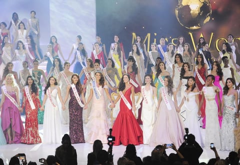 La ganadora de Miss Mundo, además de pasar un año visitando diversos proyectos con fines benéficos en todo el mundo, viajará a Honduras para construir una escuela en Santa Bárbara, ciudad natal de María José Alvarado, Miss Honduras 2014, quien fue asesinada junto a su hermana hace unas semanas en su país natal.