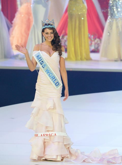 La joven sudafricana, de 22 años, de pelo castaño y que mide 1.77 metros de altura, es estudiante de medicina, y sucede en el trono a Megan Young, la belleza de ascendencia filipina que fue coronada el pasado año en Bali (Indonesia).