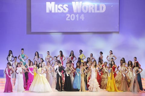 FA0001. London (United Kingdom), 14/12/2014.- Contestants stand on stage during the grand final of the Miss World 2014 pageant at the Excel London ICC Auditorium, in London, Britain, 14 December 2014. (Londres) EFE/EPA/FACUNDO ARRIZABALAGA