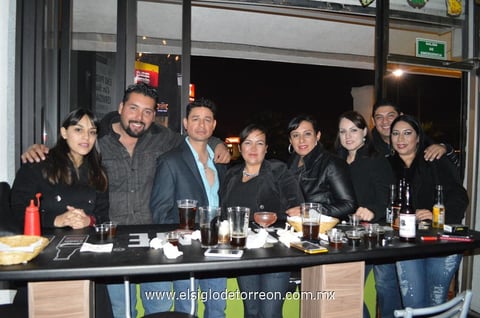 15122014 ENTRE AMIGOS.  Fabiola, Óscar, Andrés, Nadia, Rocío, Karina, Víctor y Leslie.