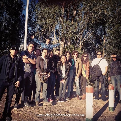 15122014 Junto a sus compañeros de la universidad.