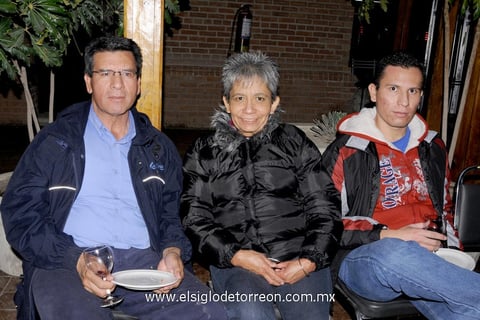 15122014 EN RECIENTE EVENTO.  Pedro, Magdalena y Edén.