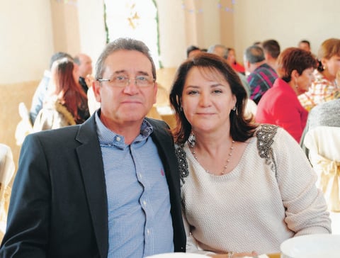 12122014 Alfredo y Carmelita en la foto del recuerdo del festejo que les organizaron sus hijos Mela, Chela, Tere, Lourdes, Alfredo, Gaby, Chuy, RaÃºl, Lupita, Carlos y JosÃ©. Ale, Sergio y Carlos. Alfredo y Paty.