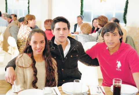 12122014 Alfredo y Carmelita en la foto del recuerdo del festejo que les organizaron sus hijos Mela, Chela, Tere, Lourdes, Alfredo, Gaby, Chuy, RaÃºl, Lupita, Carlos y JosÃ©. Ale, Sergio y Carlos. Alfredo y Paty.