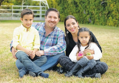 12122014 Beny, Paty, MarÃ­a Emilia y Patricia. Pedro Jr., Pedro, Ileana e Ivanna. Cuca, Sergio, Jorge, Jimena y Pablo.