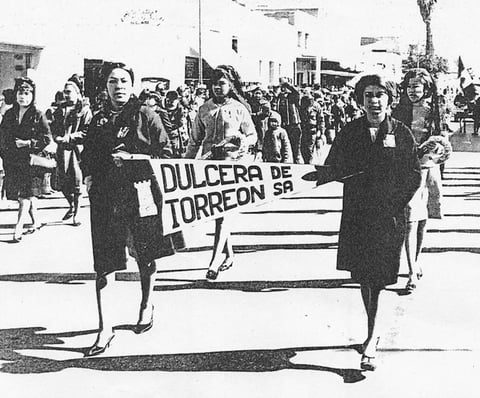 Mercedes Ríos Favela y Tere Escandón, ahora de Triana, en peregrinación de la Virgen de Guadalupe en diciembre de 1967.