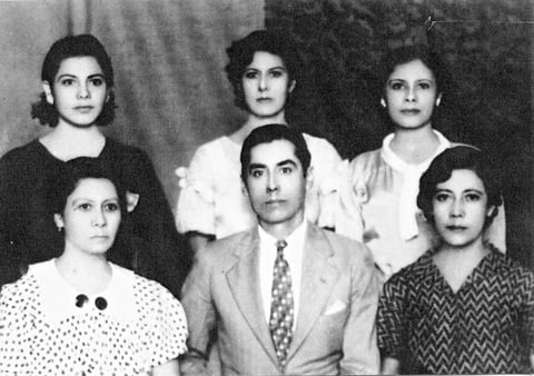 Familia Ibarra Delgado, hace varias décadas. De izq. a derecha: Amparo (f), Eva (f),
Enriqueta (f), Alejandrina (f), Blas (f) y Filomena (f).
