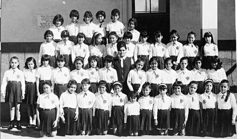 Profra. Brenda Edith Arias Martínez, junto a sus alumnas de la Escuela Oficial Benito Juárez en 1966.