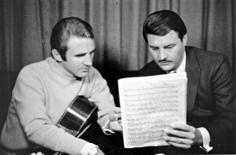 El compositor y el intérprete Carlos Gerardo González Domene y Manolo Solo, preparando la grabación de sus canciones en la década de los 70.