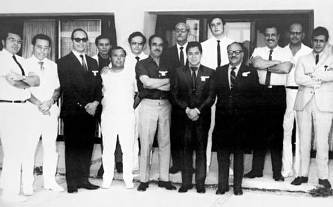 Dr. Max Maser López de Lara, Dr. Batarse, Dr. Corazón Orona, Dr. Enrique Olloqui y Dr. Óscar Quezada, afuera del Hospital Ejidal de la S.S.A. el 23 de octubre de 1970.