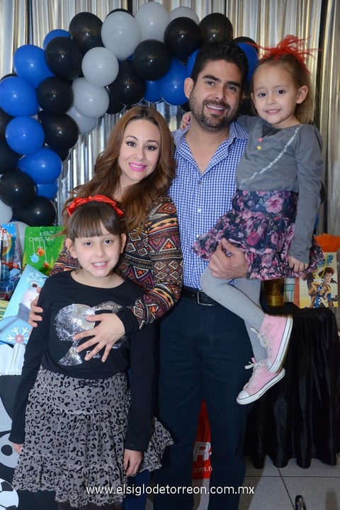 16122014 Kathy, Manasés, Renata y Valentina.