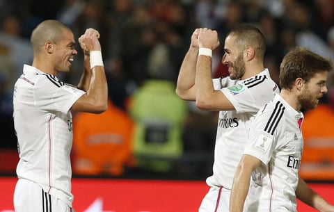 Al 36', el Real Madrid ponía las cosas 2-0 luego que Dani Carvajal desbordó por derecha, se llevó fácil a Fausto Pinto y sacó centro a la llegada de Karim Benzema, quien ganó en la llegada a Gerardo Flores para puntear y meter el balón entre las piernas de Corona.