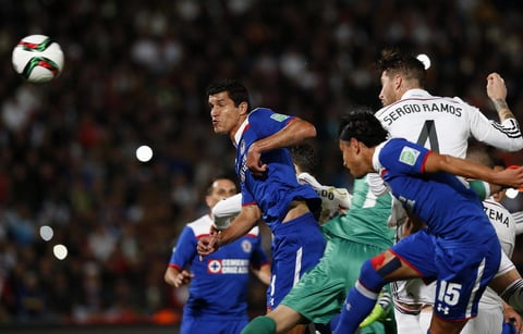 La insistencia del conjunto "Merengue" dio sus primeros frutos en el minuto 14 con la anotación de Sergio Ramos, quien en un centro al área y ante la mala salida de Corona, conectó con la cabeza para hacer el 1-0.